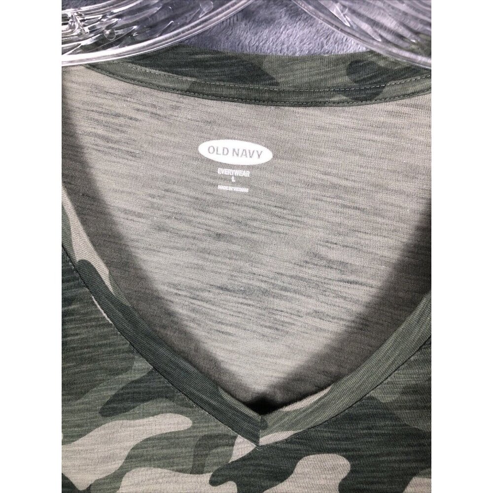 Old Navy Top Women’s  Camouflage T Shirt Casual￼ ￼V neck Short Sleeve Shirt L - Picture 8 of 8